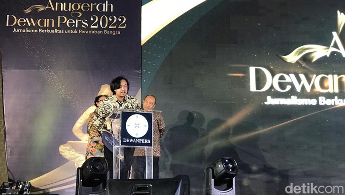 Jurnalis detikcom Ahmad Thovan Sugandi memberikan sambutan setelah menerima Anugerah Dewan Pers 2022 kategori wartawan media siber.