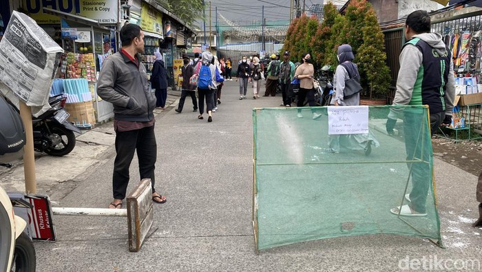 Akses jalan menuju Stasiun Pondok Cina ditutup imbas pohon tumbang