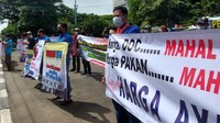 Tidak hanya itu, ia juga menyoroti masalah harga ayam di pasaran saat ini yang jauh di bawah harga batas bawahnya, yang seharusnya minimal Rp 21 ribu menurut ketetapan Badan Pangan Nasional, sementara kini di pasaran harganya Rp 15-16 ribu. Padahal harga pakan ayam sedang tinggi.