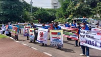 Tidak hanya itu, tuntutan berikutnya ialah mendesak Ombudsman RI melakukan investigasi prakarsa sendiri. Terutama potensi adanya maladministrasi yang dilakukan oleh Kementerian Pertanian atas peraturan yang dibuat, yakni Permentan 32/2017.