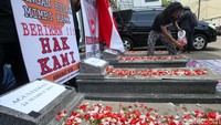 Mereka juga nampak membawa batu nisan lengkap dengan nama karyawan tambang yang telah wafat.
