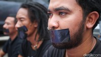 Dalam aksinya mereka menutup mulut menggunakan lakban sebagai aksi mogok makan.