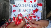 Para aksi melakukan teatrikal menaburkan bunga di Kawasan Komnas HAM. Mereka juga turut membawa sejumlah tulisan untuk meminta Komnas HAM bergerak cepat dalam mengusut dugaan pelanggaran HAM.