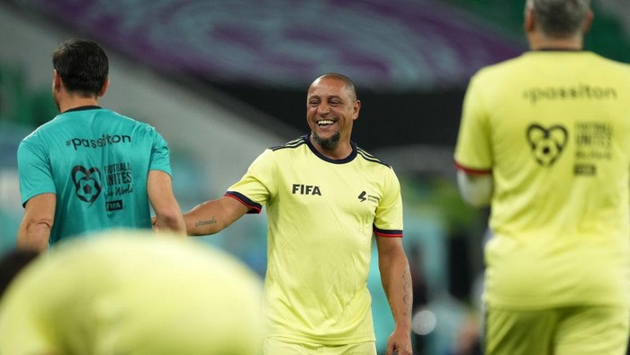 Team Bs Roberto Carlos (centre) during a Workers and FIFA Legends Match at the Al Thumama Stadium, Doha, Qatar. Picture date: Monday December 12, 2022. (Photo by Martin Rickett/PA Images via Getty Images)