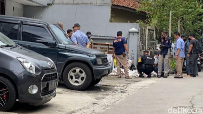 Anggota Densus 88 mengeluarkan sejumlah karung dari indekos di Jalan Waas, Kota Bandung.