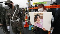 Para penggemar BTS, PARMY, membawa sejumlah foto Jin untuk memberikan semangat kepada member tertua BTS itu di depan Pusat Pelatihan Perekrutan Divisi Infanteri ke-5.  