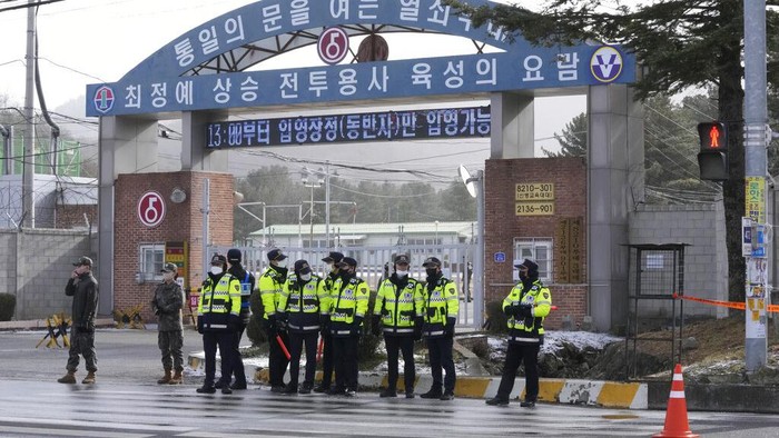 A convoy of vehicles, one of them carrying K-pop band BTS's member Jin arrive at an army training center in Yeoncheon, South Korea, Tuesday, Dec. 13, 2022. Jin was set to enter a frontline South Korean boot camp Tuesday to start his 18 months of mandatory military service, as fans gathered near the base to say goodbye to their star. (AP Photo/Ahn Young-joon)