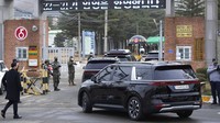Sebuah konvoi kendaraan, salah satunya membawa anggota band K-pop BTS, Jin, tiba di pusat pelatihan tentara di Yeoncheon, Korea Selatan, Selasa (13/12/2022).  