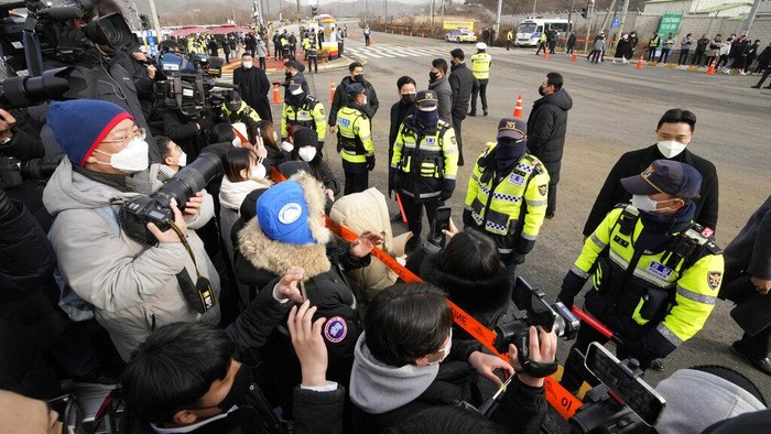 A convoy of vehicles, one of them carrying K-pop band BTS's member Jin arrive at an army training center in Yeoncheon, South Korea, Tuesday, Dec. 13, 2022. Jin was set to enter a frontline South Korean boot camp Tuesday to start his 18 months of mandatory military service, as fans gathered near the base to say goodbye to their star. (AP Photo/Ahn Young-joon)
