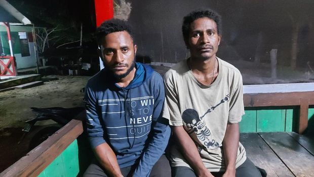 Aparat gabungan menangkap dua orang pria yang membawa ganja seberat 1 kg di perbatasan RI-Papua Nugini. (dok. Satgas Pamtas RI-PNG Yonif 132/BS)