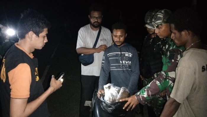Aparat gabungan menangkap dua orang pria yang membawa ganja seberat 1 kg di perbatasan RI-Papua Nugini. (dok. Satgas Pamtas RI-PNG Yonif 132/BS)