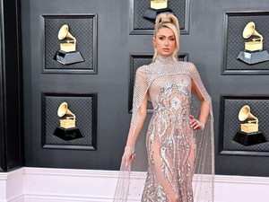 Paris Hilton Jadi Model Fashion Show, Cara Jalannya Diolok-olok Mirip Ayam
