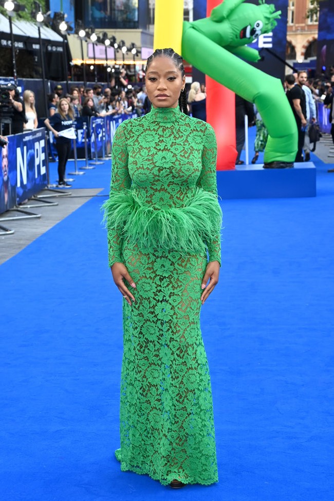 Keke Palmer tampil mentereng dengan gaun lace menerawang keluaran Versace untuk premier film ‘NOPE’. Dia memadukan busananya dengan sepatu Jimmy Choo dan perhiasan koleksi Graziela Gems. Foto: Dave J Hogan/Getty Images