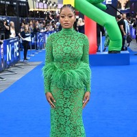 Keke Palmer tampil mentereng dengan gaun lace menerawang keluaran Versace untuk premier film ‘NOPE’. Dia memadukan busananya dengan sepatu Jimmy Choo dan perhiasan koleksi Graziela Gems. Foto: Dave J Hogan/Getty Images