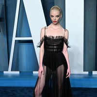 Anya Taylor-Joy bergaya vintage dengan gaun korset keluaran Dior di pesta Oscar yang digelar Vanity Fair. Gaun transparan itu dipercantik dengan detail tali tipis, garis leher yang berkesan jatuh dan kawat bra. Foto: WireImage/Daniele Venturelli