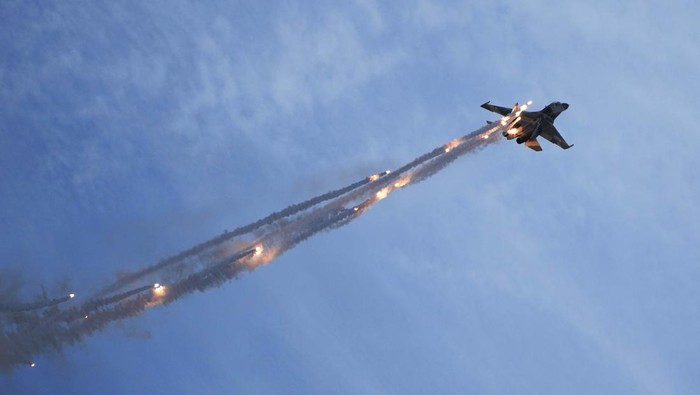 Atraksi Pesawat Tempur Sukhoi Meriahkan Hari Nusantara di Wakatobi Prajurit TNI AU menaiki paramotor saat puncak peringatan Hari Nusantara 2022 di Wakatobi, Sulawesi Tenggara, Selasa (13/12/2022). Prajurit TNI menampilkan beberapa kegiatan seperti terjun payung, paramotor serta parade kapal perang pada acara tersebut. ANTARA FOTO/Jojon/aww.