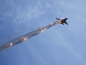 Atraksi Pesawat Tempur Sukhoi Meriahkan Hari Nusantara di Wakatobi