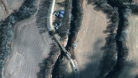 Kebocoran ini mengakibatkan 14.000 barel minyak mentah tumpah ke sungai. Satellite image 2022 Maxar Technologies/Handout via REUTERS.