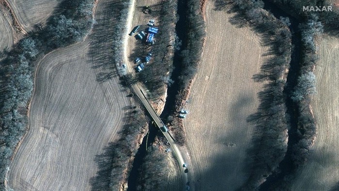 A satellite image shows emergency crews working to clean up the crude oil spill along Mill Creek following the leak at the Keystone pipeline operated by TC Energy, in Washington County, Kansas, U.S. December 10, 2022.  Satellite image 2022 Maxar Technologies/Handout via REUTERS THIS IMAGE HAS BEEN SUPPLIED BY A THIRD PARTY. NO RESALES. NO ARCHIVES. MANDATORY CREDIT. DO NOT OBSCURE LOGO