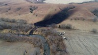Tumpahan minyak itu membuat aliran sungai menjadi menghitam. REUTERS/Drone Base.
