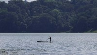 Seorang nelayan mendayung perahunya di danau Tamblingan di Buleleng, Bali.