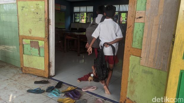 Siswa berangkat sekolah terdampak rob di Kecamatan Bonang berangkat sekolah terjang rob pakai sandal.