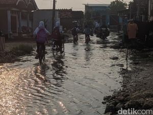 Cerita Siswa Terdampak Rob di Bonang Demak, ke Sekolah Pakai Sandal
