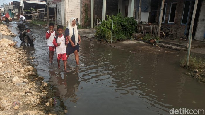 Siswa berangkat sekolah terdampak rob di Kecamatan Bonang berangkat sekolah terjang rob pakai sandal.