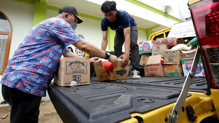 Bantuan untuk korban gempa Cianjut terus mengalir, kali ini bantuan berupa bahan makanan, obat-obatan, layanan kesehatan dan layanan air bersih disalurkan oleh AXA Mandiri.