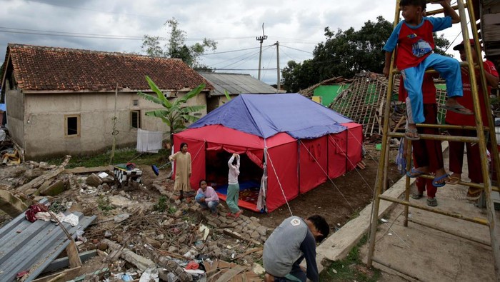Bantuan untuk Korban Gempa Cianjur Terus Mengalir Bantuan untuk korban gempa Cianjut terus mengalir, kali ini bantuan berupa bahan makanan, obat-obatan, layanan kesehatan dan layanan air bersih disalurkan oleh AXA Mandiri.