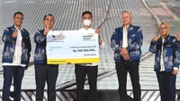 Walikota Solo Gibran Rakabuming Raka (tengah), secara simbolis, menerima bantuan untuk penghijauan senilai Rp 500 juta dari Direktur Utama Bank Mandiri Taspen Elmamber P. Sinaga yang disaksikan Direktur Hubungan Kelembagaan Bank Mandiri Rohan Hafas dan Direktur Finance, Risk & Operations Bank Mandiri Taspen Atta Alva Wanggai. Ini juga dilakukan sebagai wujud syukur atas tercapainya rekor laba bersih Bank Mandiri Taspen sebesar Rp 1,1 triliun pada November 2022, yang merupakan laba tertinggi sepanjang operasional Bank Mandiri Taspen.