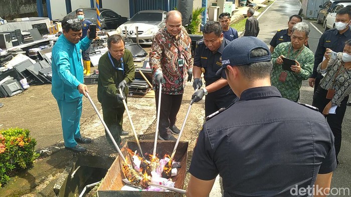 Bea Cukai Batam musnahkan barang ilegal hasil sitaan (Alamuddin Hamapu/detikSumut)