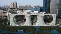 Dragonfly Park ini mengambil tema ruang pertemuan perkotaan sebagai konsep desainnya. Bentuknya yang unik membuat tempat ini tidak terlihat seperti tempat parkir.