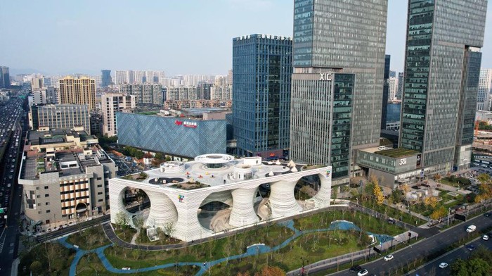 Begini Wujud Tempat Parkir Masa Depan di China yang Serba Canggih Tempat parkir masa depan di Hangzhou, China, kini sudah rampung. Begini penampakannya.