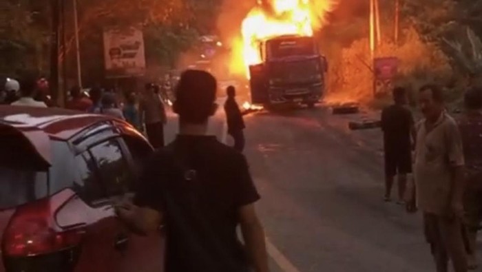 Bus pariwisata membawa anggota DPRD Kuansing Riau terbakar di Sawahlunto Sumbar