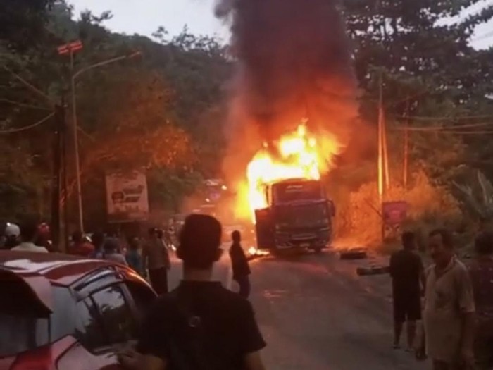 Bus pariwisata membawa anggota DPRD Kuansing Riau terbakar di Sawahlunto Sumbar