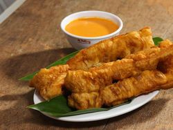 Cicip Gurihnya Cakwe Jumbo dengan Cocolan Saus Kacang