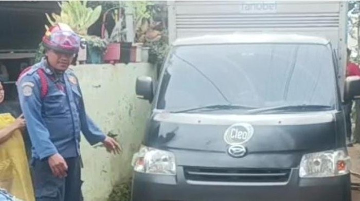 Damkar Evakuasi Mobil Terperosok di Bogor