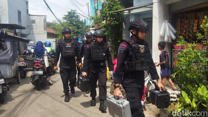Densus 88 kembali menggeledah indekos di Jalan Waas, Kota Bandung.