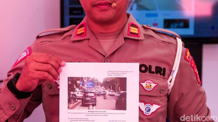 Diluncurkan Polri, e-TLE Mobile Siap Tindak Pelanggar Lalin Polisi meluncurkan perangkat tilang elektronik (e-TLE) mobile. Perangkat yang dipasang di mobil Polantas ini siap menindak pelanggar lalin.