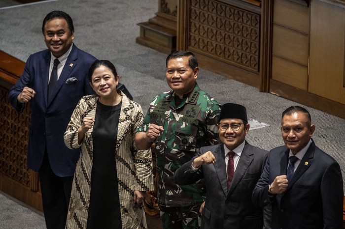 Ketua DPR Puan Maharani (kedua kiri) didampingi Wakil Ketua DPR Muhaimin Iskandar (kedua kanan), Rachmad Gobel (kir) dan Lodewijk Freidrich Paulus (kanan) berfoto bersama Calon Panglima TNI Laksamana TNI Yudo Margono (tengah) dalam Rapat Paripurna Ke-12 Masa Persidangan II Tahun Sidang 2022-2023 di Kompleks Parlemen, Senayan, Jakarta, Selasa (13/12/2022). DPR menyepakati penetapan Laksamana TNI Yudo Margono sebagai Panglima TNI untuk menggantikan Jenderal TNI Andika Perkasa yang akan memasuki masa pensiun. ANTARA FOTO/Aprillio Akbar/aww.