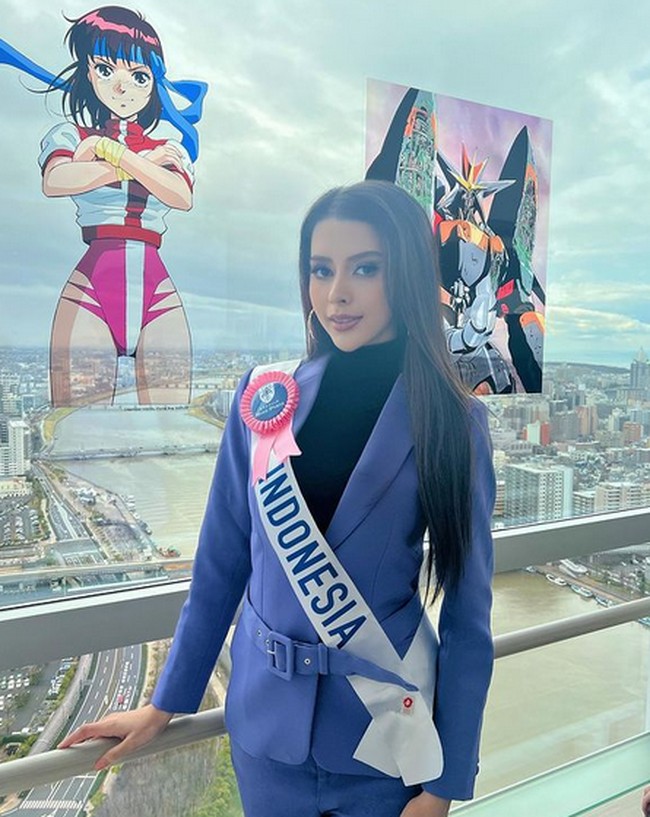 dr. Cindy dan finalis Miss International 2022 lainnya mengunjungi pabrik miso soup. dr. Cindy tampil elegan dengan setelan blazer warna biru. Foto: dok. Instagram/@cindymaymcguire