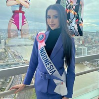 dr. Cindy dan finalis Miss International 2022 lainnya mengunjungi pabrik miso soup. dr. Cindy tampil elegan dengan setelan blazer warna biru. Foto: dok. Instagram/@cindymaymcguire