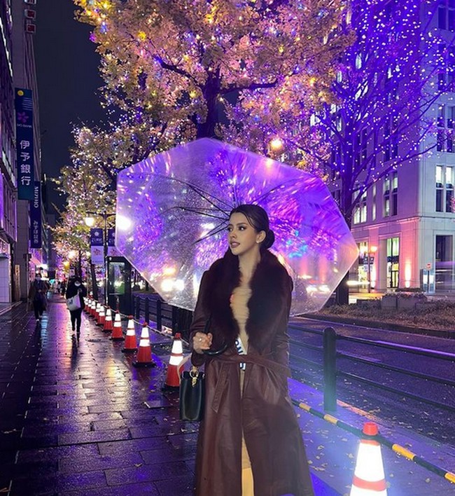 Menikmati Osaka di malam hari. Ini mengingatkan pada saat saya masih kecil, pertunjukan cahaya di taman hiburan tidak pernah berhenti membuat saya terkesan. Berkelap-kelip sepanjang jalan dari Umeda hingga Namba, Night Illumination di Jalan Midosuji sangat memikat perhatian dunia,” keterangan fotonya. Foto: dok. Instagram/@cindymaymcguire