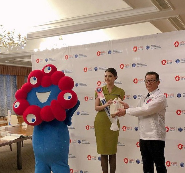 Dalam momen karantina tersebut finalis juga diajak untuk bertemu politikus Jepang. Inilah potret dr. Cindy bersama  Ichiro Matsui, Walikota Osaka saat kunjungan finalis Miss International 2022 di Balai Kota Osaka. Foto: dok. Instagram/@cindymaymcguire