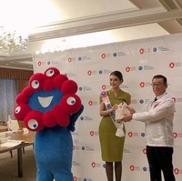 Dalam momen karantina tersebut finalis juga diajak untuk bertemu politikus Jepang. Inilah potret dr. Cindy bersama  Ichiro Matsui, Walikota Osaka saat kunjungan finalis Miss International 2022 di Balai Kota Osaka. Foto: dok. Instagram/@cindymaymcguire