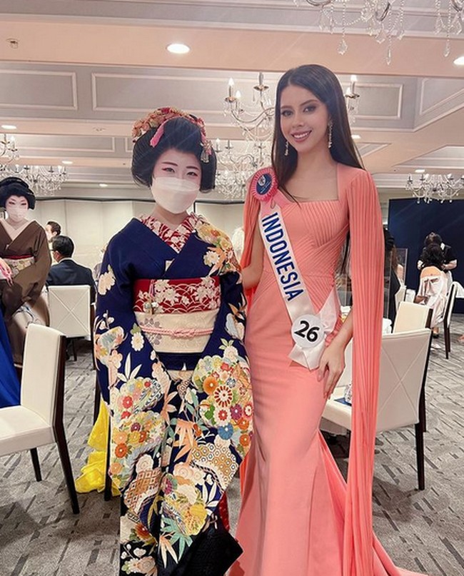 Tampil anggun dengan gaun peach, dr. Cindy berpose dengan geisha setelah menonton pertunjukan Geigi. Foto: dok. Instagram/@cindymaymcguire