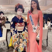 Tampil anggun dengan gaun peach, dr. Cindy berpose dengan geisha setelah menonton pertunjukan Geigi. Foto: dok. Instagram/@cindymaymcguire