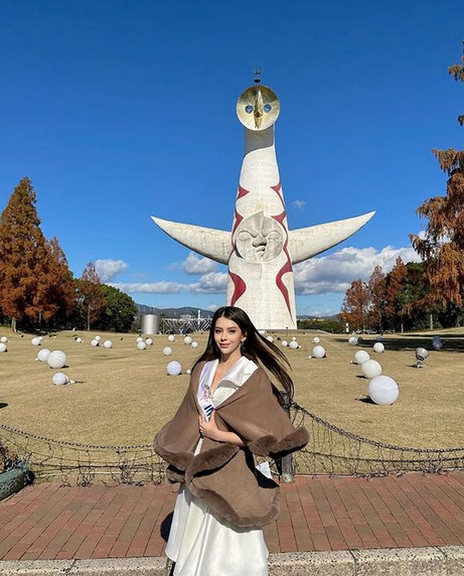 Penampilan dr. Cindy di taman Osaka Expo 70 Commemorative. Dalam keterangan fotonya, runner up 1 Puteri Indonesia 2022 itu mengaku sangat tertarik berkunjung ke situs bersejarah. Foto: dok. Instagram/@cindymaymcguire