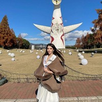 Penampilan dr. Cindy di taman Osaka Expo 70 Commemorative. Dalam keterangan fotonya, runner up 1 Puteri Indonesia 2022 itu mengaku sangat tertarik berkunjung ke situs bersejarah. Foto: dok. Instagram/@cindymaymcguire